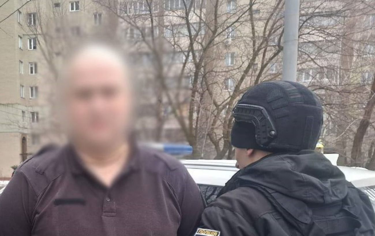 Маскування не допомогло. У Києві затримали осквернителя меморіалу загиблим воїнам