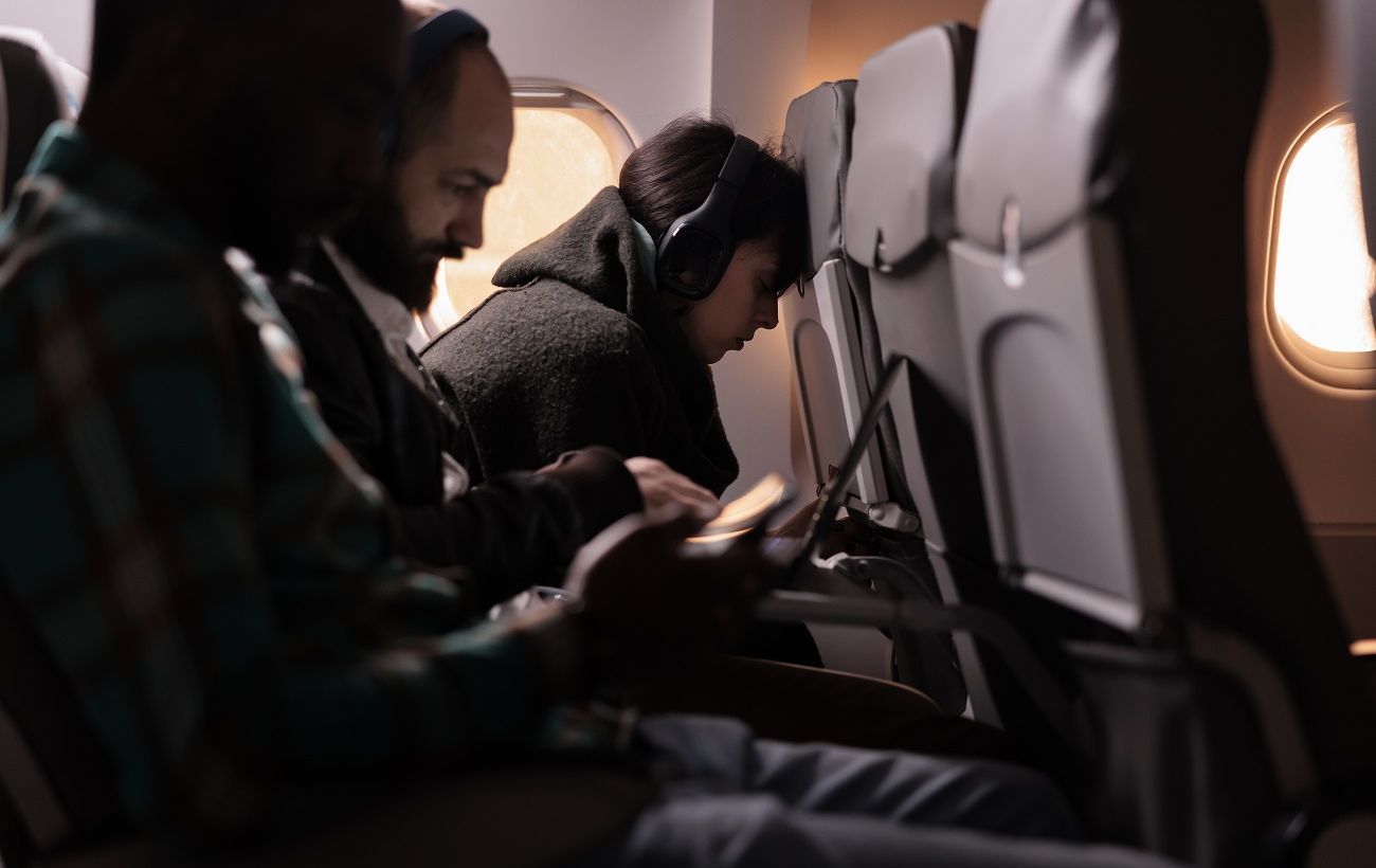 Стюард із 25-річним стажем застеріг: чому чорні шкарпетки в літаку можуть створити проблему