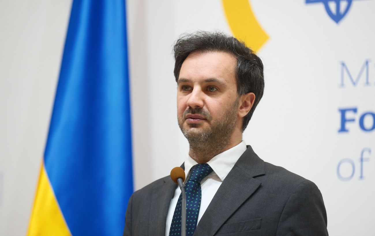 "На злодієві шапка горить": в МЗС висміяли істерики Сійярто щодо грошей Ощадбанку