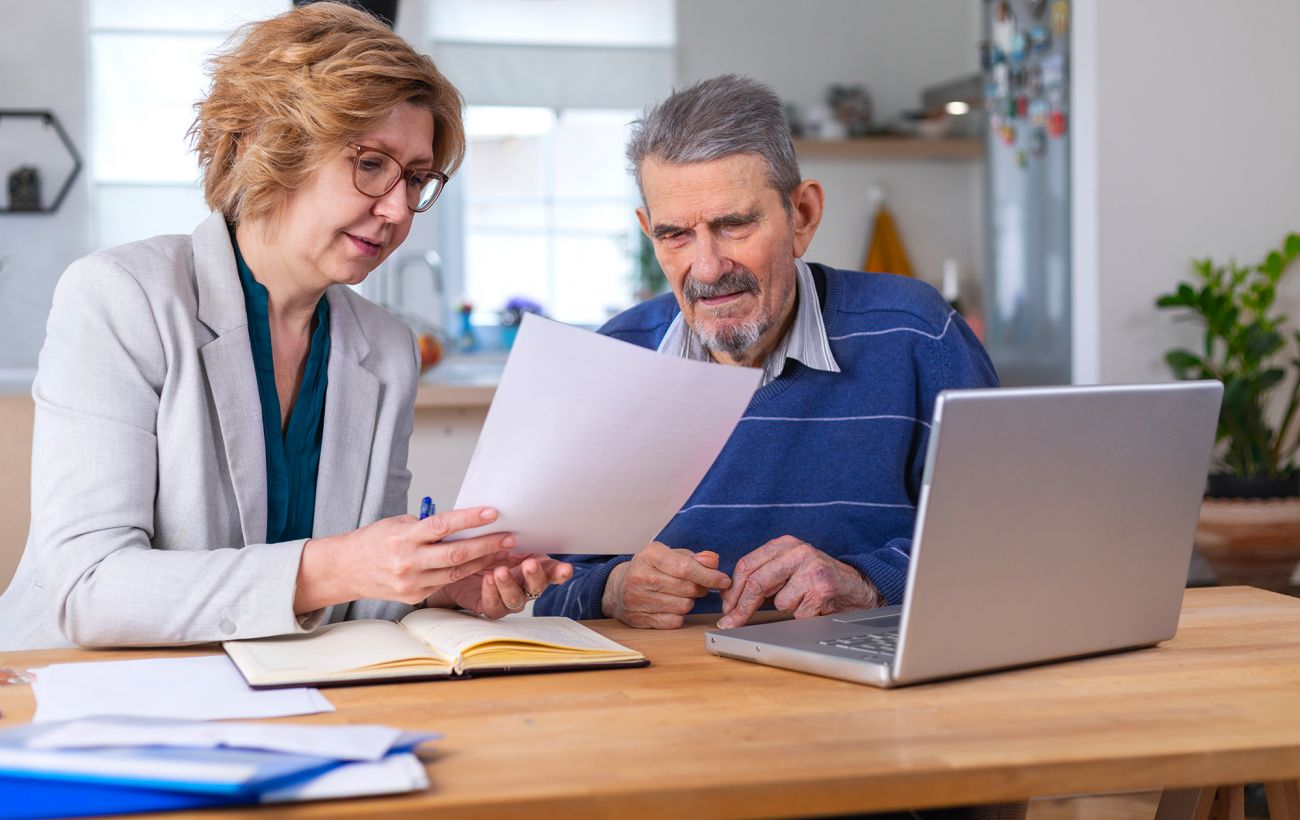 Потрібно робити щороку: як пенсіонерам за кордоном та в окупації зберегти виплати