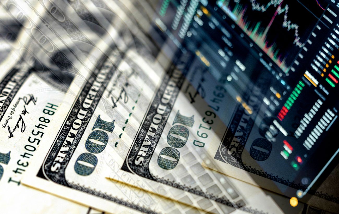 Долар майже 44 гривні, а у євро відкат: курс на 12 березня та чи є дефіцит валюти в Україні