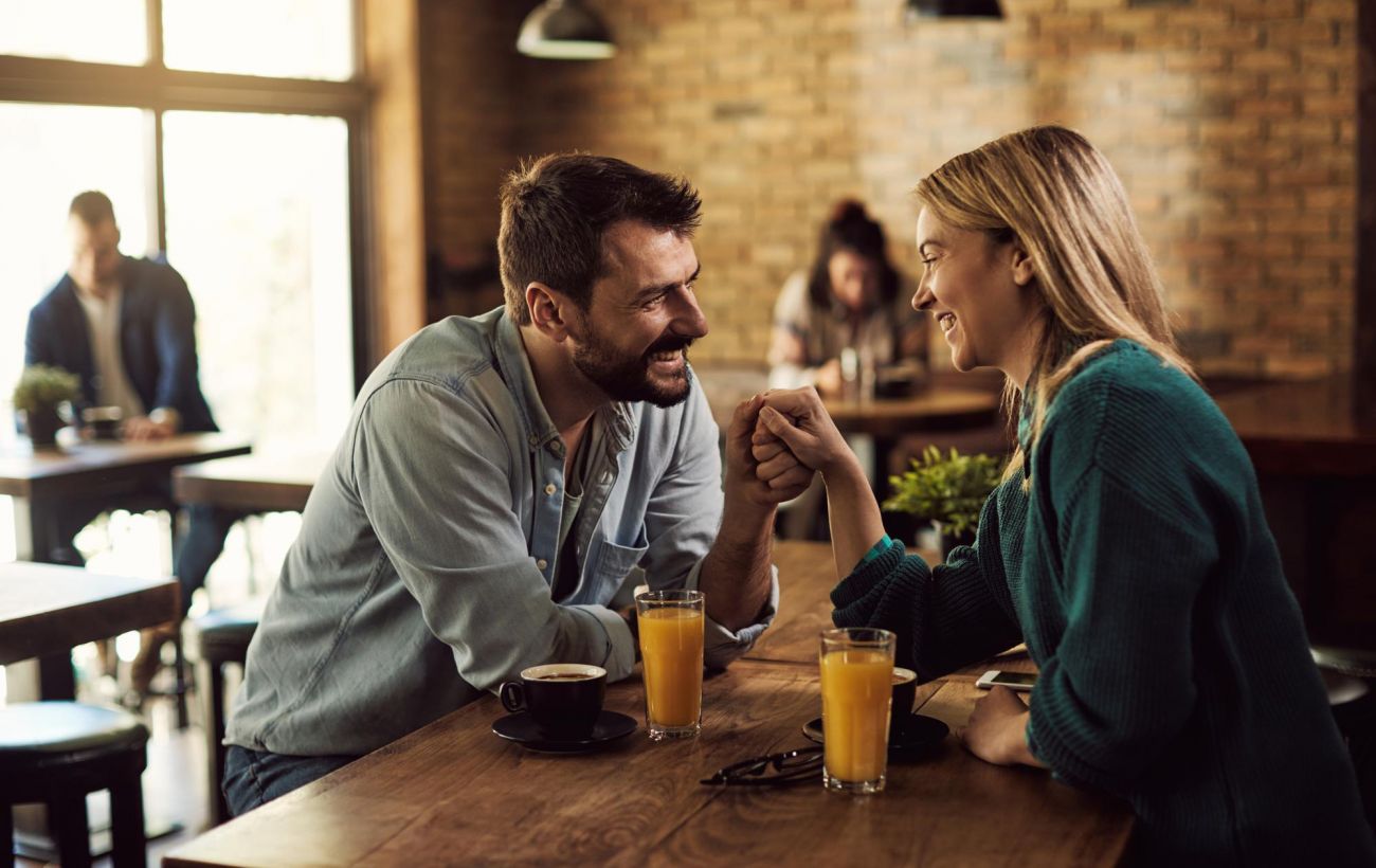 8 секретних жестів і сигналів, через які чоловіки не можуть відвести очей від жінки