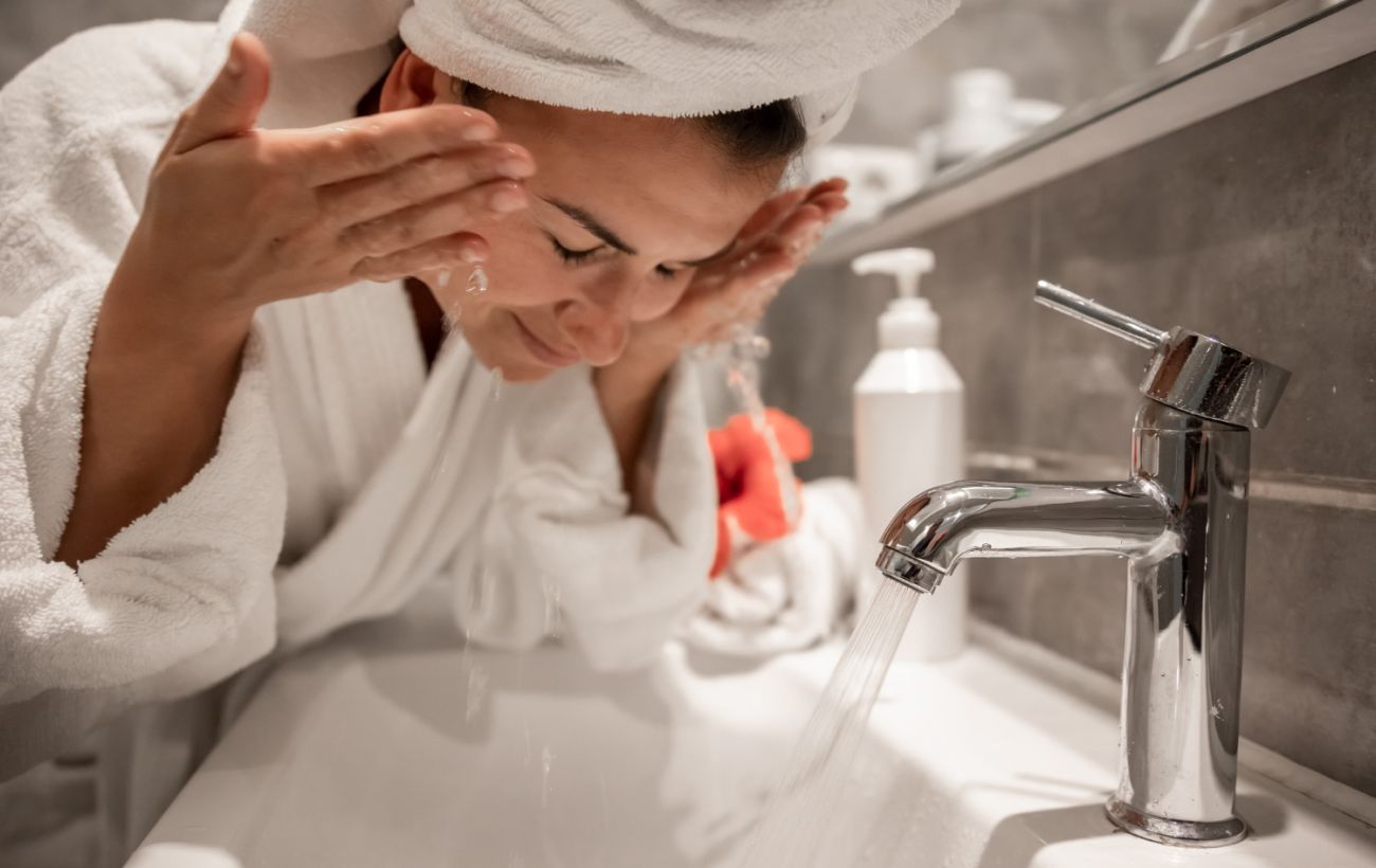 Більшість вмивається неправильно: дерматолог назвала важливе правило 30 секунд