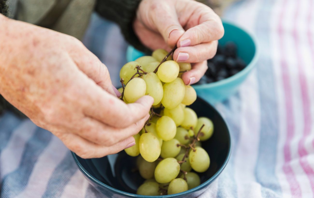 Не просто водою: названо найкращий спосіб мити виноград