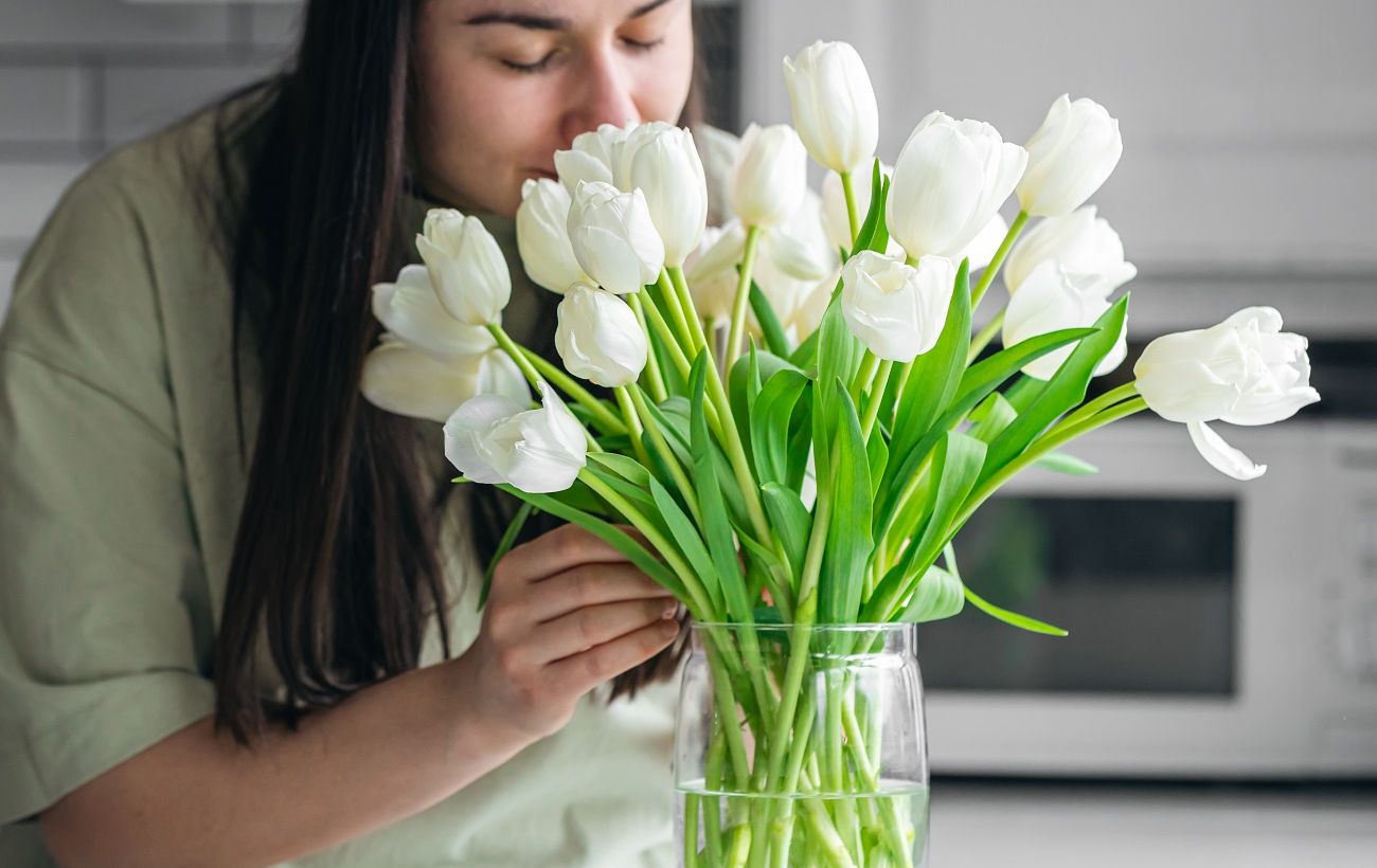 Тюльпани у вазі перестануть в’янути за секунди: садівниця назвала простий трюк