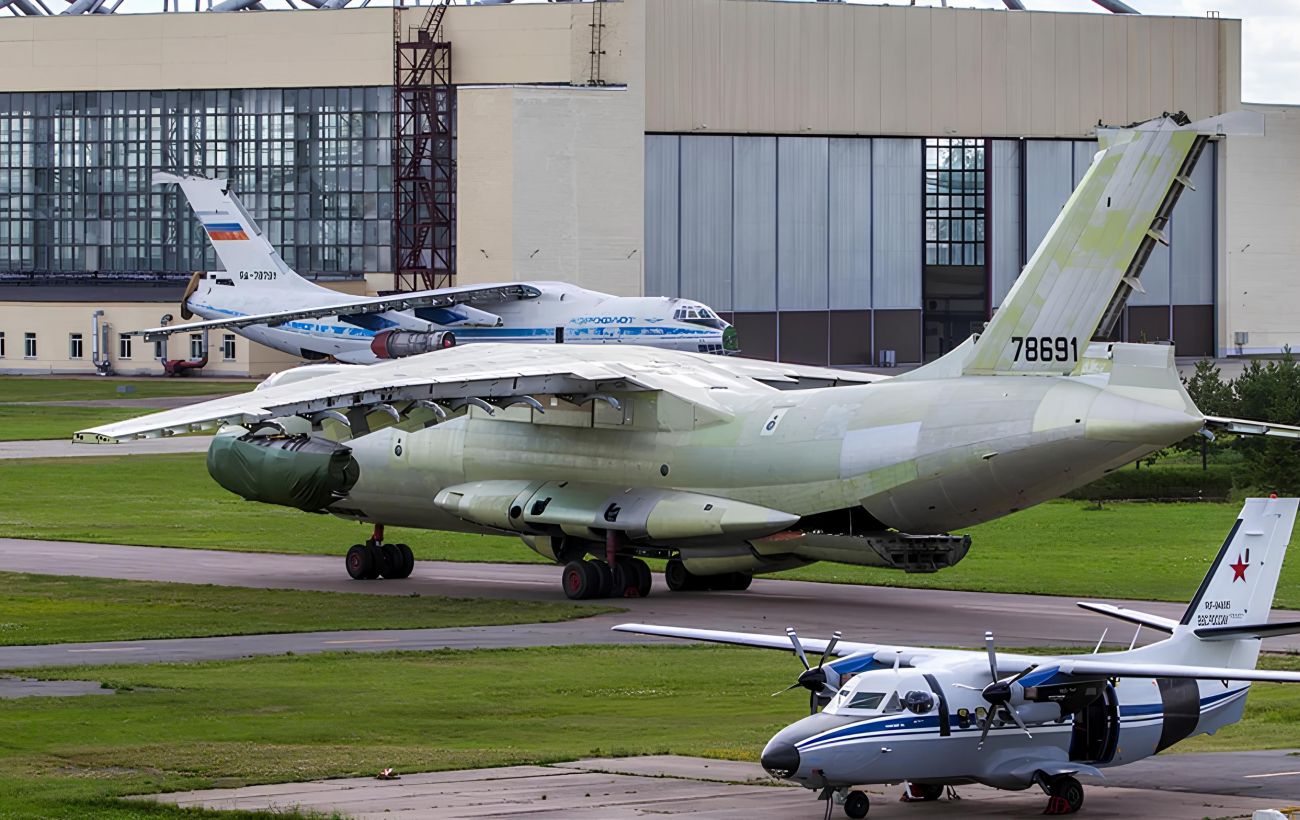 Росію атакували дрони: вибухи лунали на великому авіаремонтному заводі