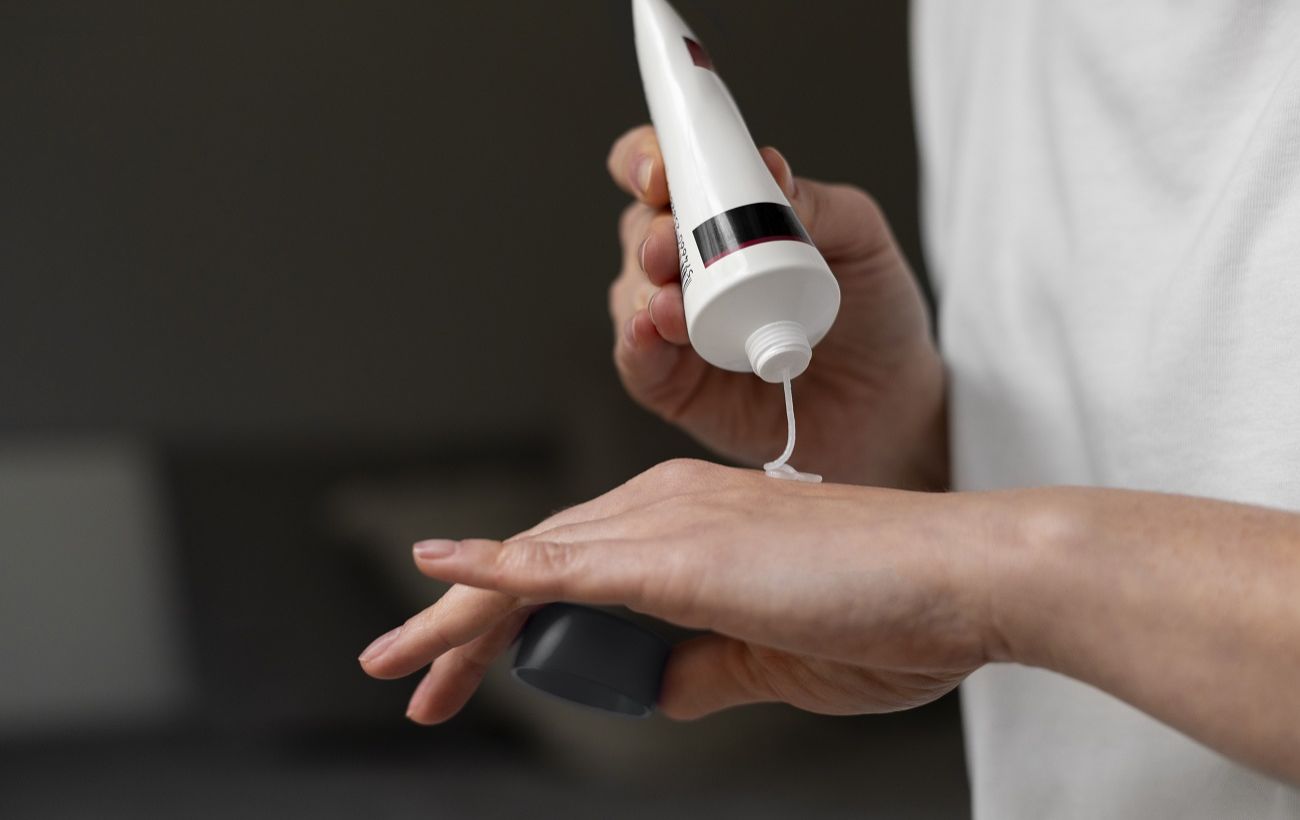 Дешевий крем із аптеки, який зменшує зморшки: обов'язковий засіб для жінок 50+