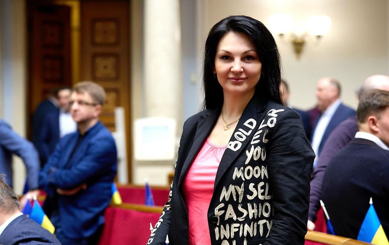 Суд відправив до в'язниці нардепку Марченко, яка викинула хабар за паркан