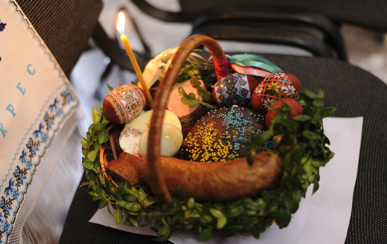 Скільки коштує великодній кошик-2026: ціни на паски, м’ясо і делікатеси в супермаркетах