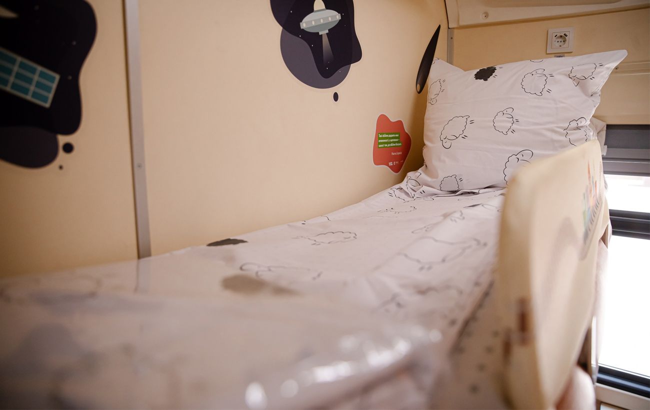 Хто насправді повинен збирати постіль у поїзді? В "Укрзалізниці" роз’яснили правила