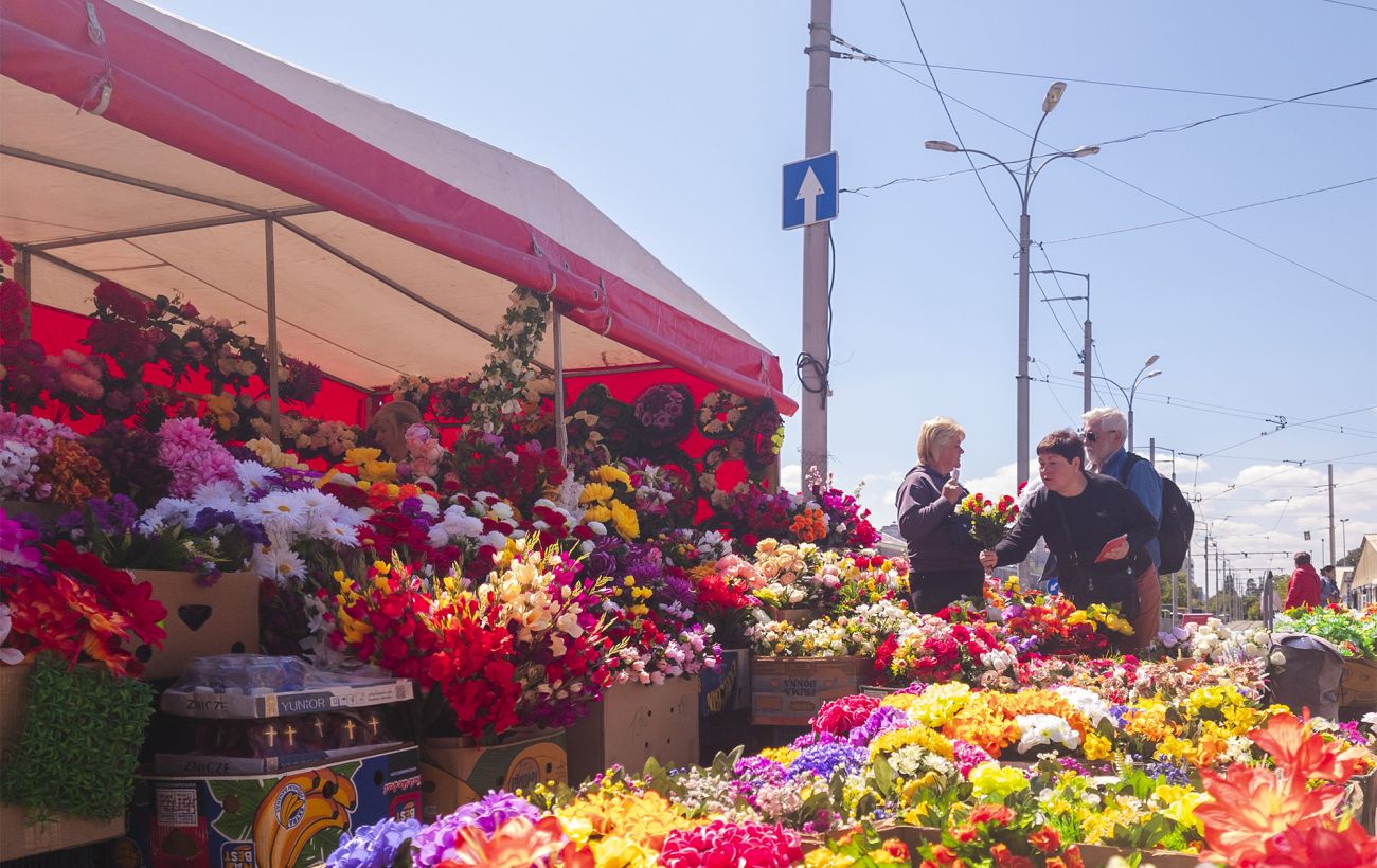 Чи можна нести штучні квіти на кладовище: чітка відповідь священника