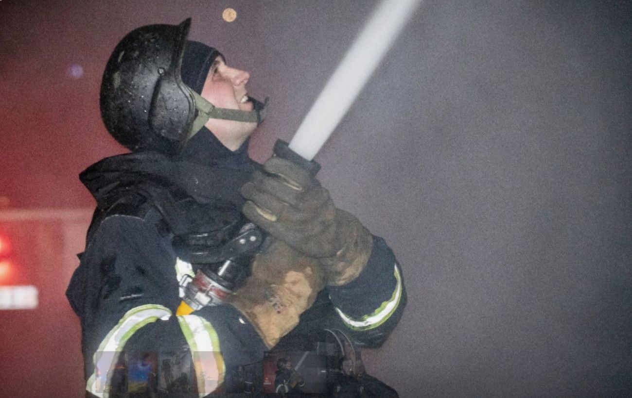 Росіяни під ранок атакували Хмельницький: виникла масштабна пожежа (фото і відео)