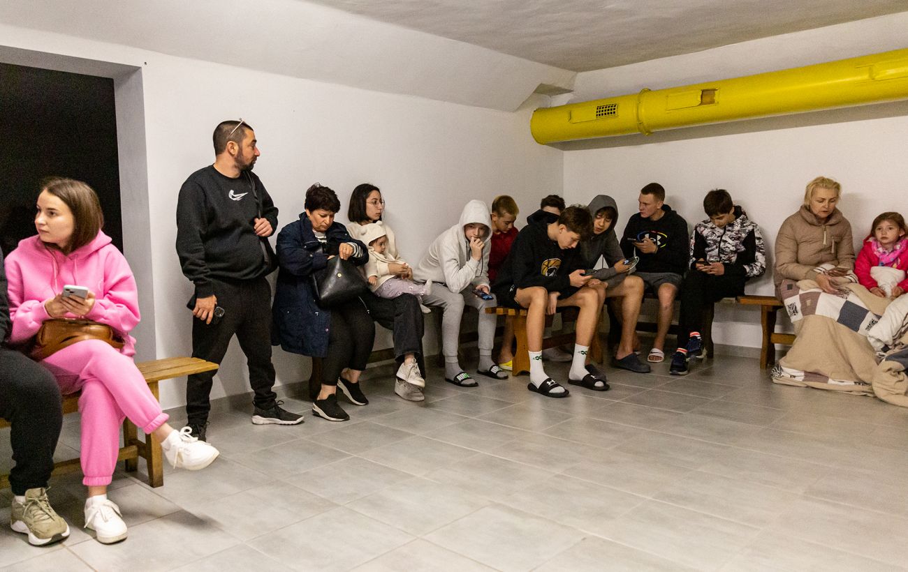 "Глухо" зі зв'язком в укритті будинку: хто має проводити Wi-Fi - відповідь Мінцифри