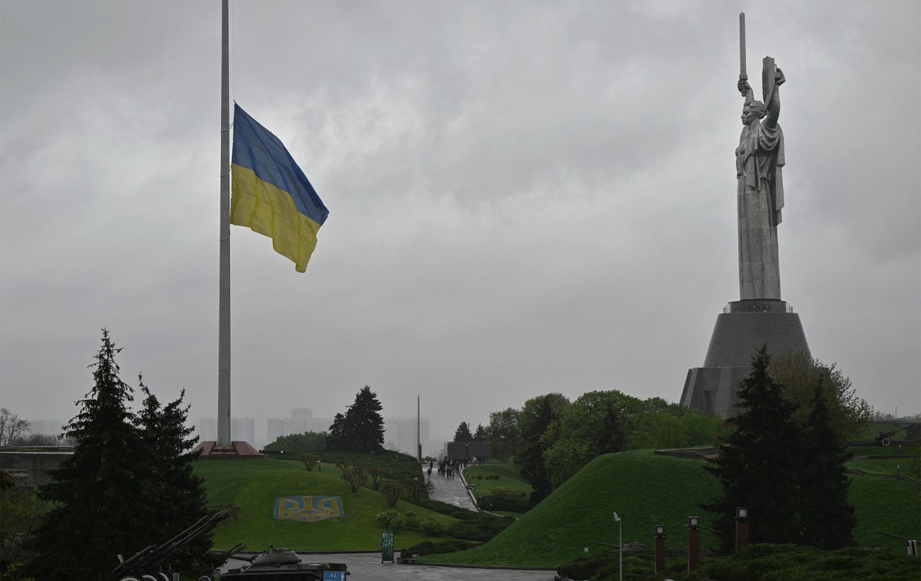 У Києві приспустили головний прапор України: у чому причина