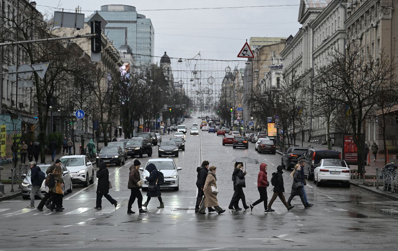 Від мінусів та снігу до потепління: яка погода буде в Україні завтра і коли може покращитись