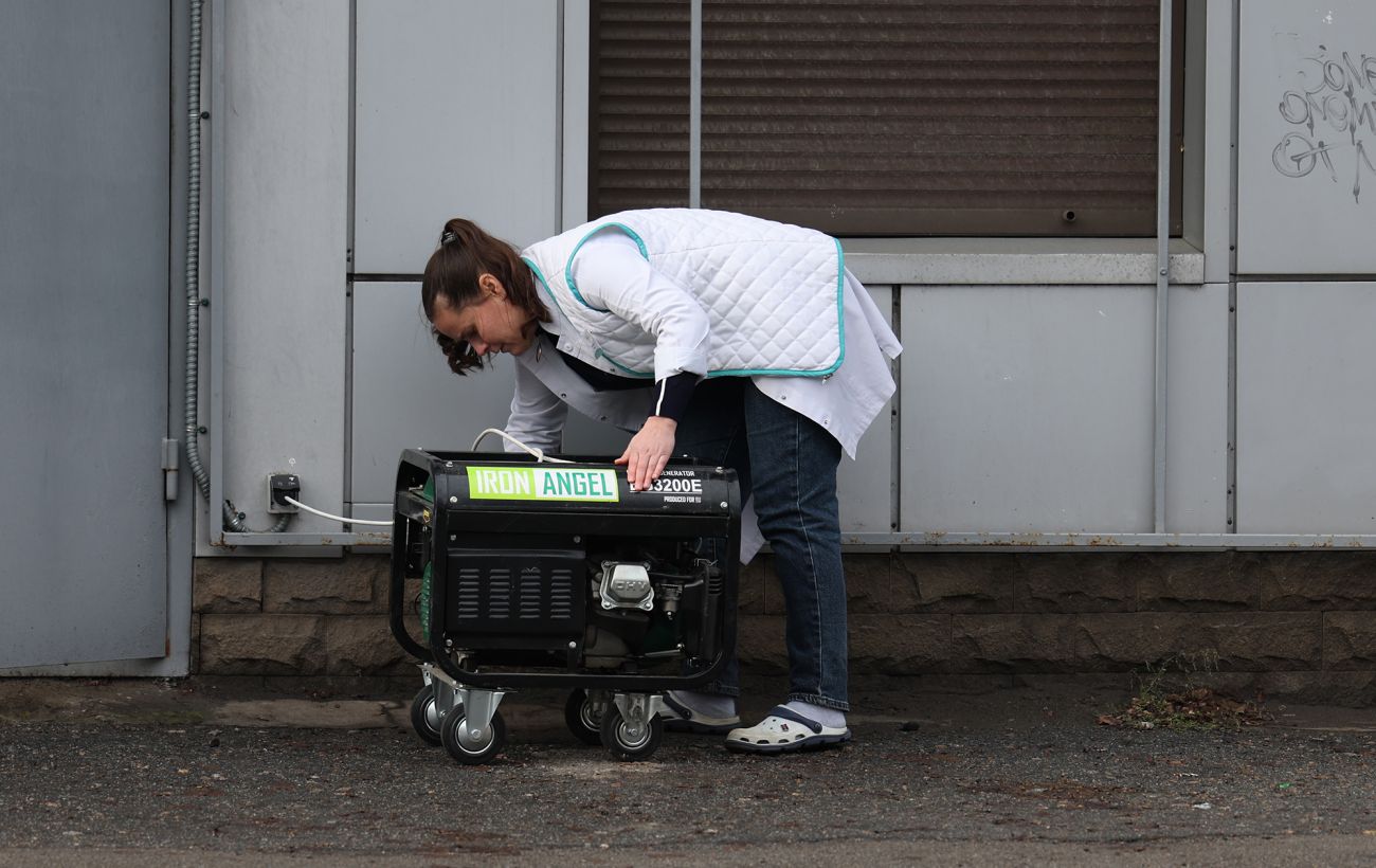 По Україні вимикають світло: де графіки, а де - екстрено