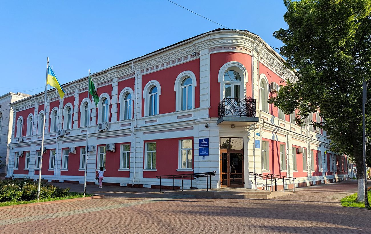 У центрі Прилук дрони атакували мерію, будівля спалахнула