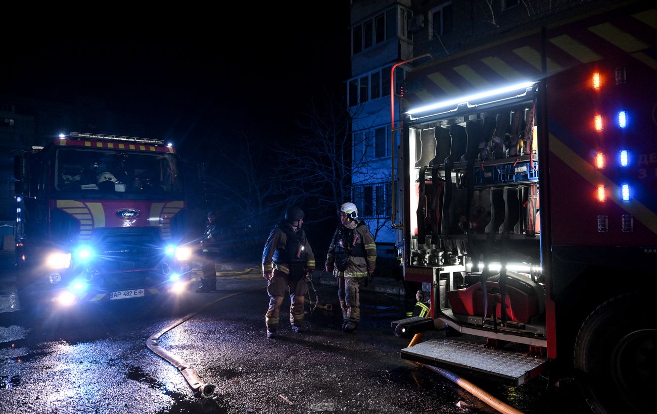 Росіяни масовано вдарили по Запорізькому району: поранена жінка, горять будинки