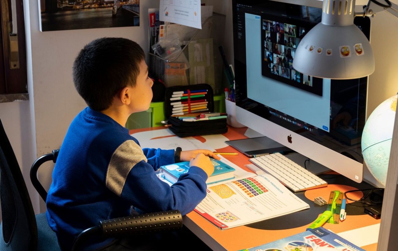 Школярів і студентів в деяких областях переводять на дистанційку: в чому причина