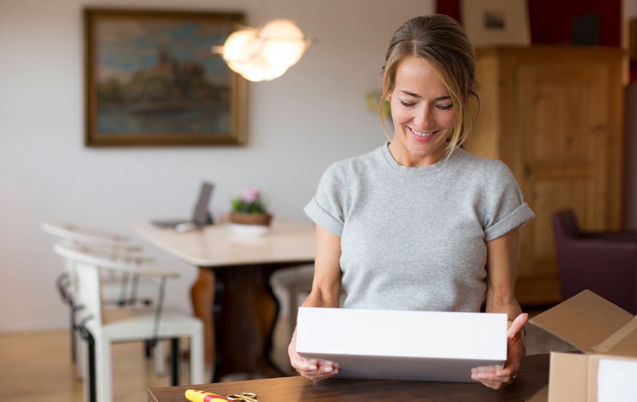 Не встигли з посилками? Як "Нова пошта" та "Укрпошта" працюють на Великдень