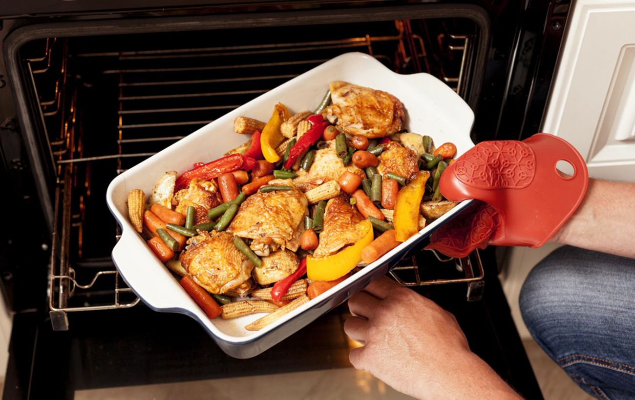 Сухе м’ясо та черства випічка? Ці 5 помилок "крадуть" соковитість страв