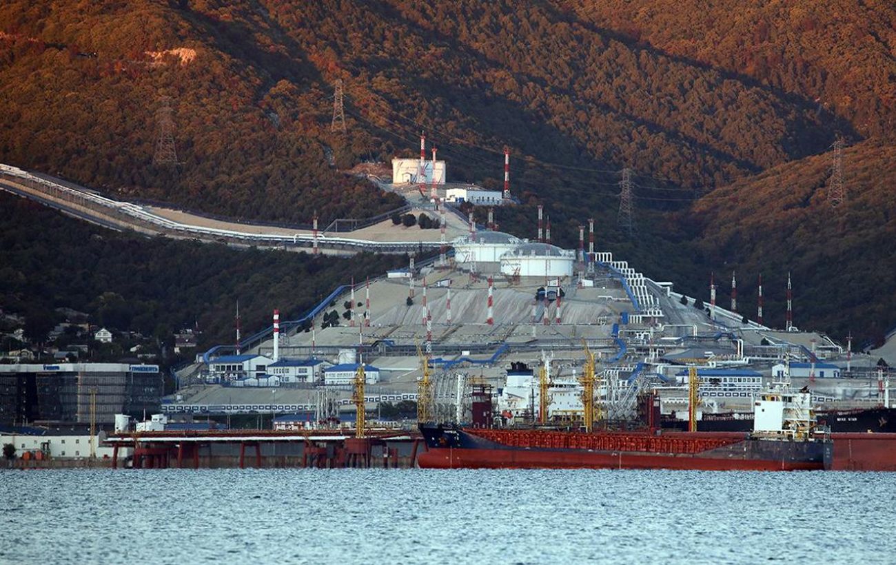 Найбільший чорноморський порт РФ працює з обмеженнями після атак України, - Bloomberg