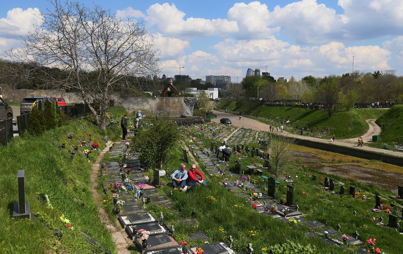 Гробки, Проводи чи Радониця? Священник пояснив, в які дні насправді поминати померлих
