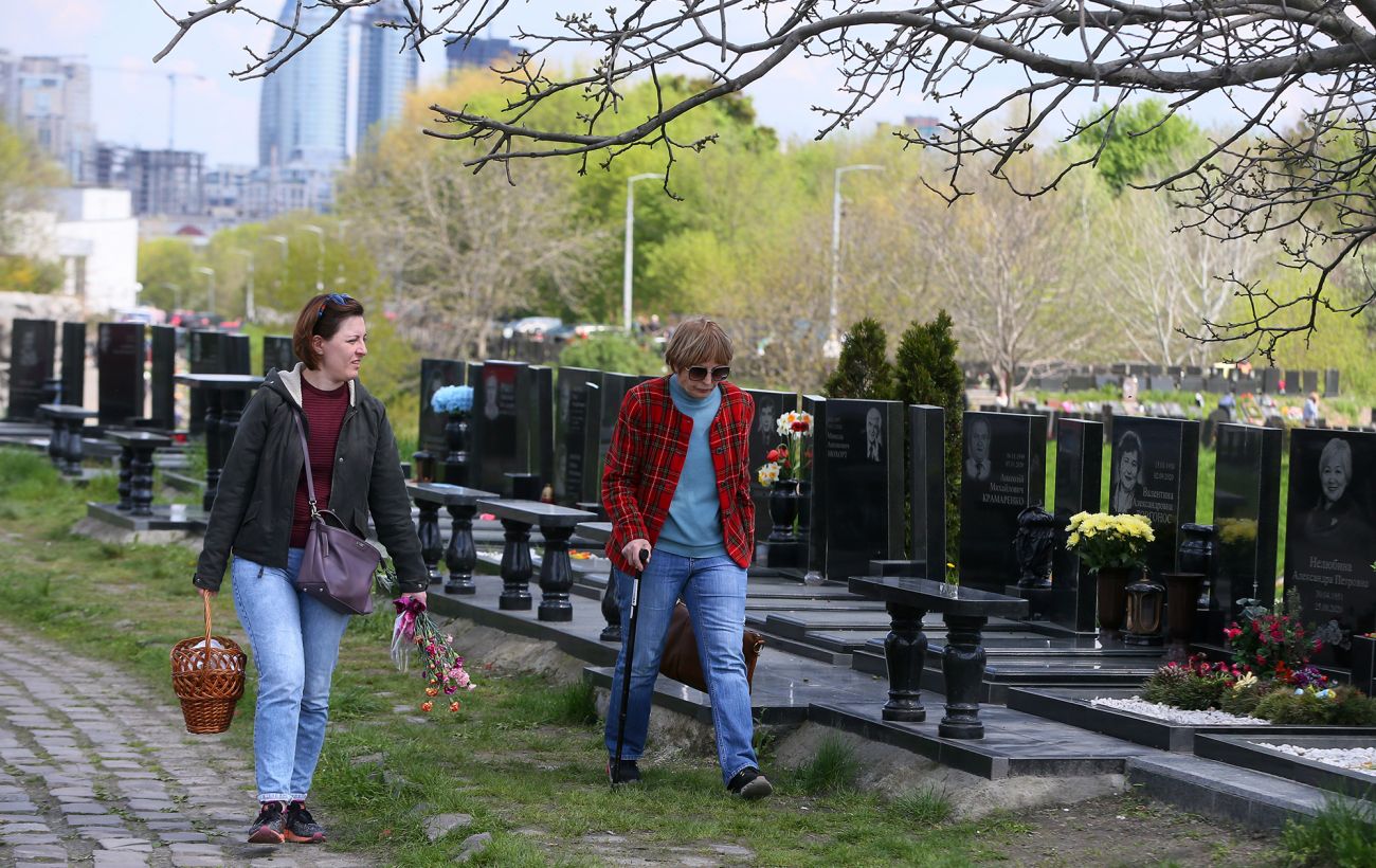 Не несіть це на могилки: священник пояснив, що насправді заборонено на цвинтарі на Проводи