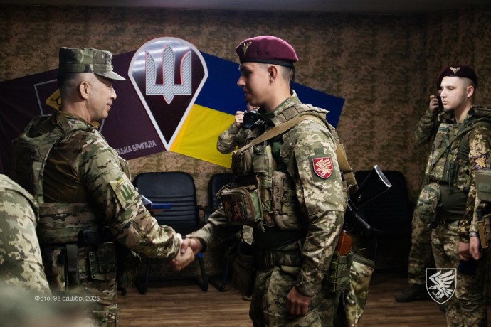 Сирський вручив нагрудний знак «Хрест хоробрих» десантнику Андрію Аверіну з Жмеринки