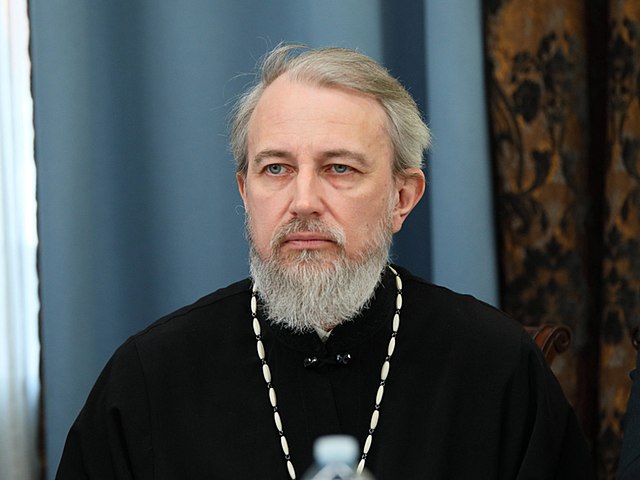 Єпископ Олександр: хрест замість зброї чи благословення на війну?