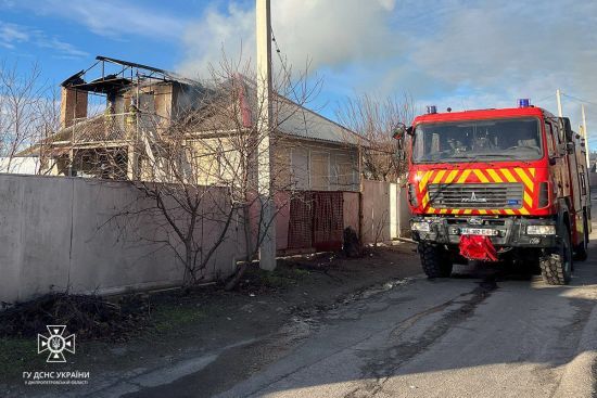 Окупанти запустили по житловому будинку в Нікополі безпілотник: подробиці та фото