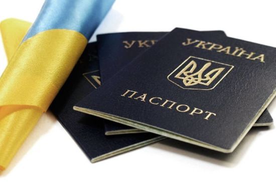 “Сірий” паспорт: як українці за кордоном намагаються обійти обмеження щодо консульських послуг