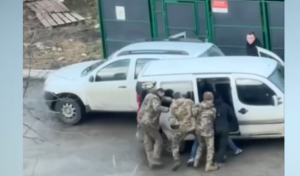 “Пакували” до буса і били по ногах: Львівський ТЦК відреагував на скандальне відео з “бусифікацією”