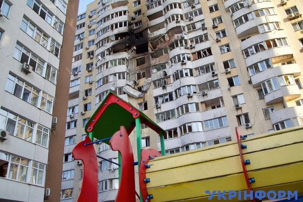 Удар по Києву: показали перші хвилини після обстрілу житлового будинку